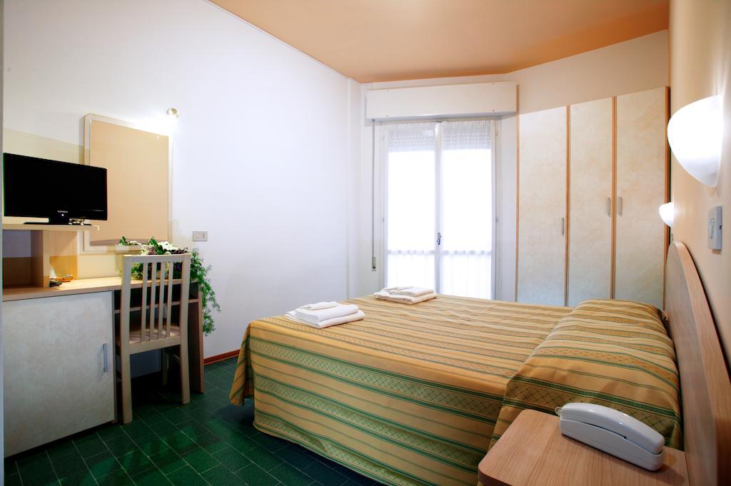 Hotel Globus Чезенатіко Номер фото